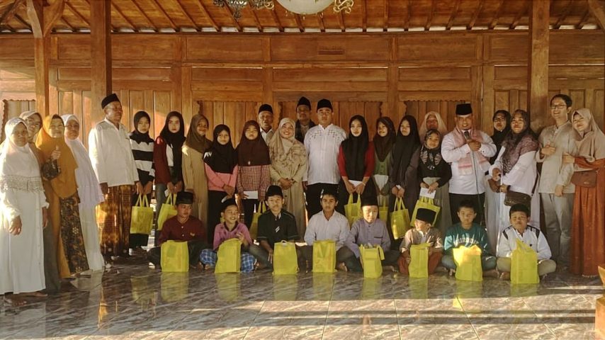 Pak Tarkim Sasongko, Adakan Tasyakuran Hadirkan Yatim binaan YASIN Bertempat di Pendopo Kutawuluh, Purwanegara.