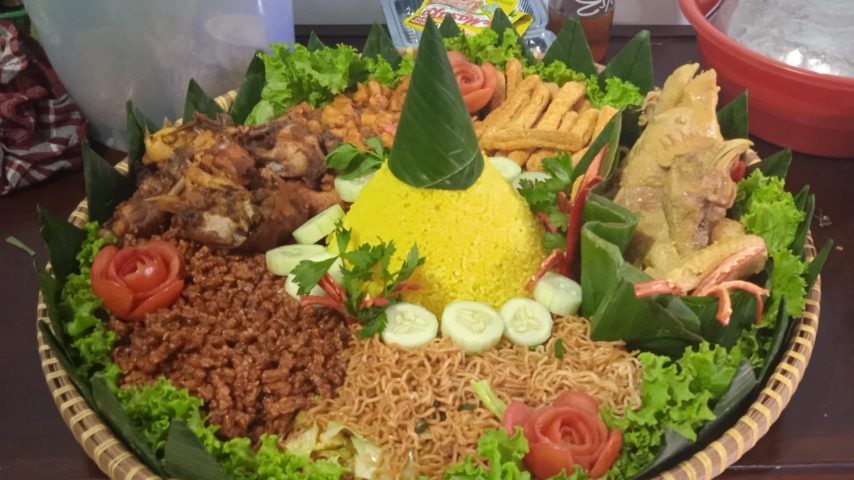 Rini Indrawati Ultah ke 56, Potong Tumpeng di Istana Yatim At-Taslim, Khidmat Penuh Do’a