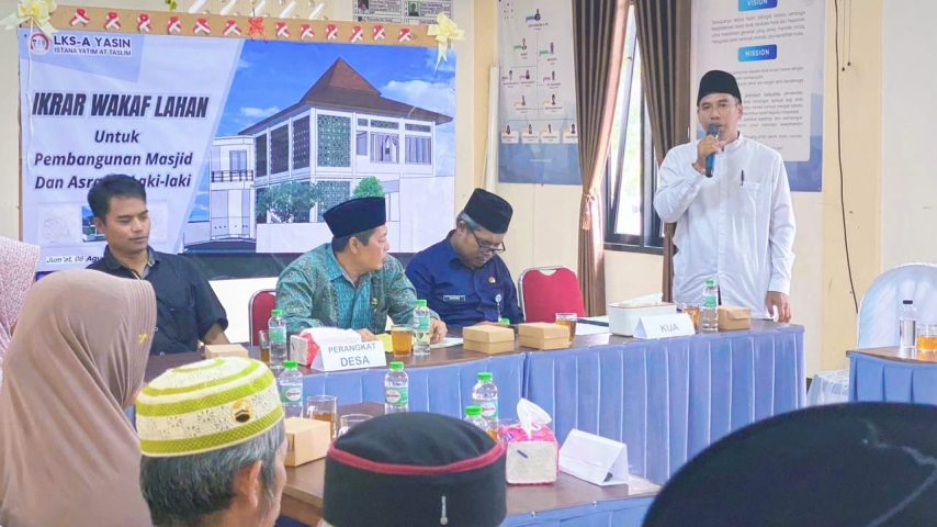 Ikrar wakaf dari Mistini dan Katem Kepada Nazhir Berbadan Hukum YASIN, Di Pimpin Drs.H.M Hojali Bawono Kepala KUA Purwanegara.