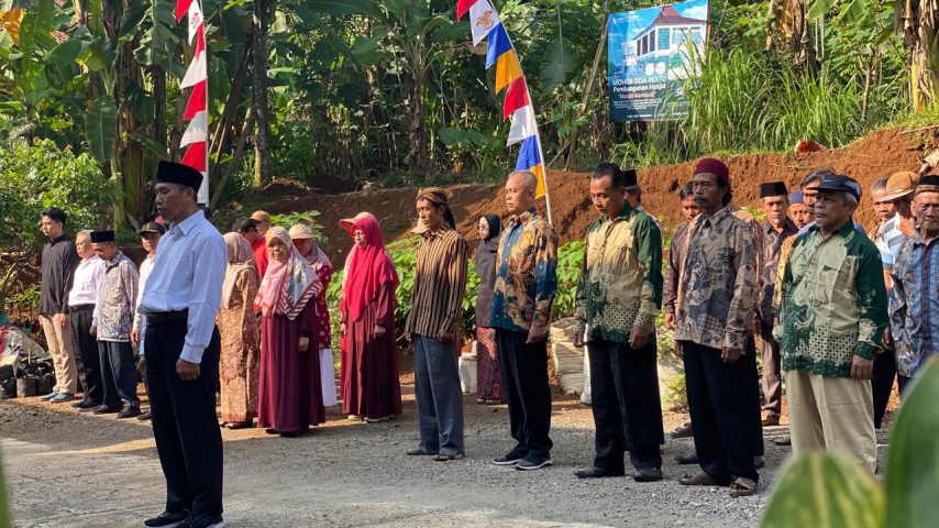 Yayasan Salam Abadi Indonesia Merayakan HUT RI Ke 80 UPACARA bersama Warga Mergayasa Kulon di Halaman Istana Yatim Banjarnegara.