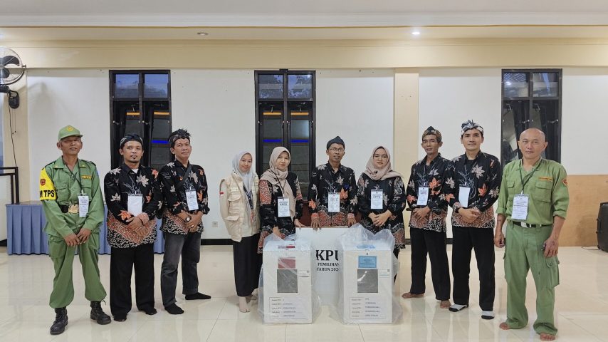 Datang Dan Coblos Sesuai Pilihannya Di TPS 2 AULA Istana Yatim At-Taslim, Gumiwang Banjarnegara.